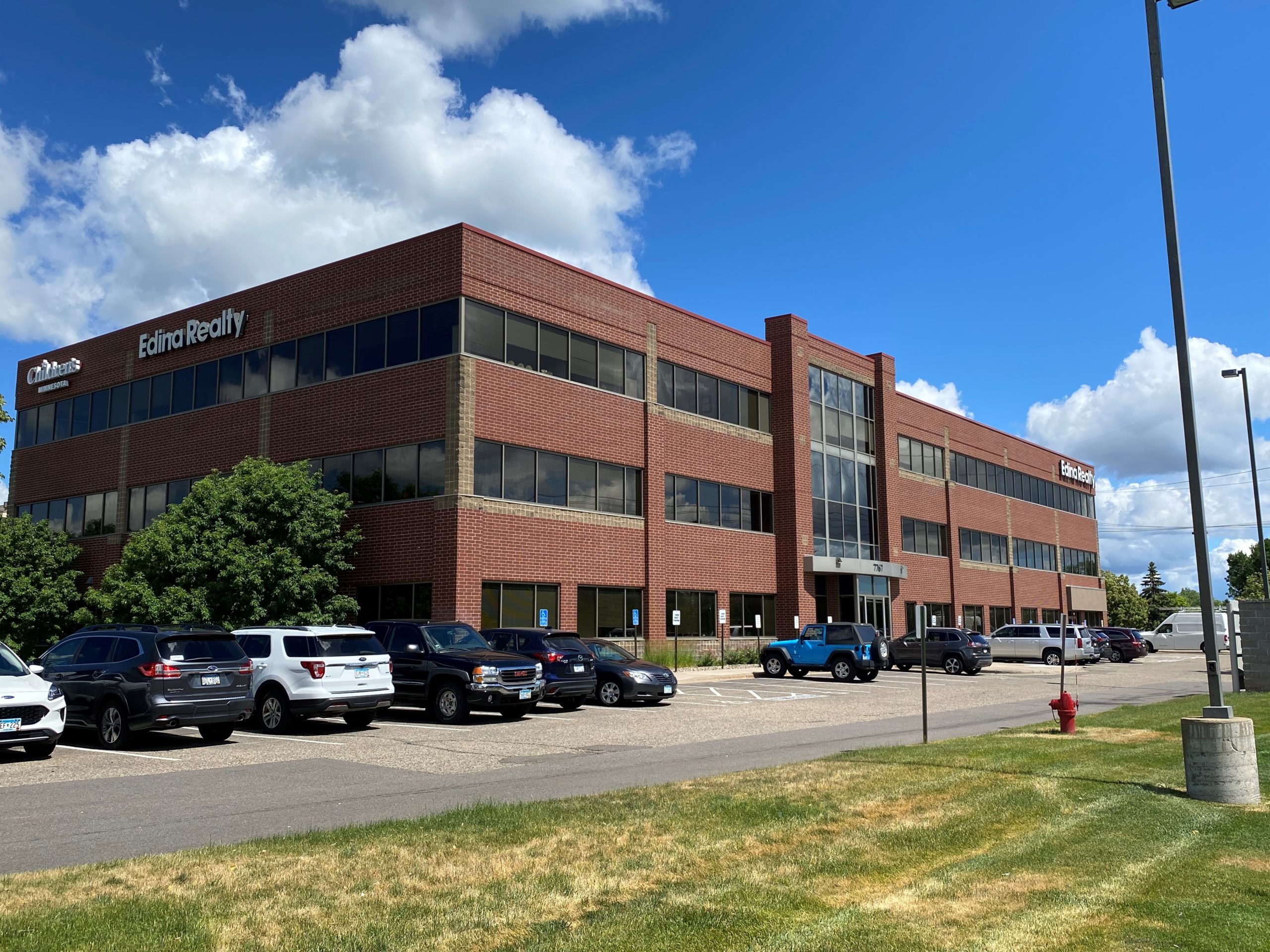 iSpine Clinics Rehab Maple Grove building